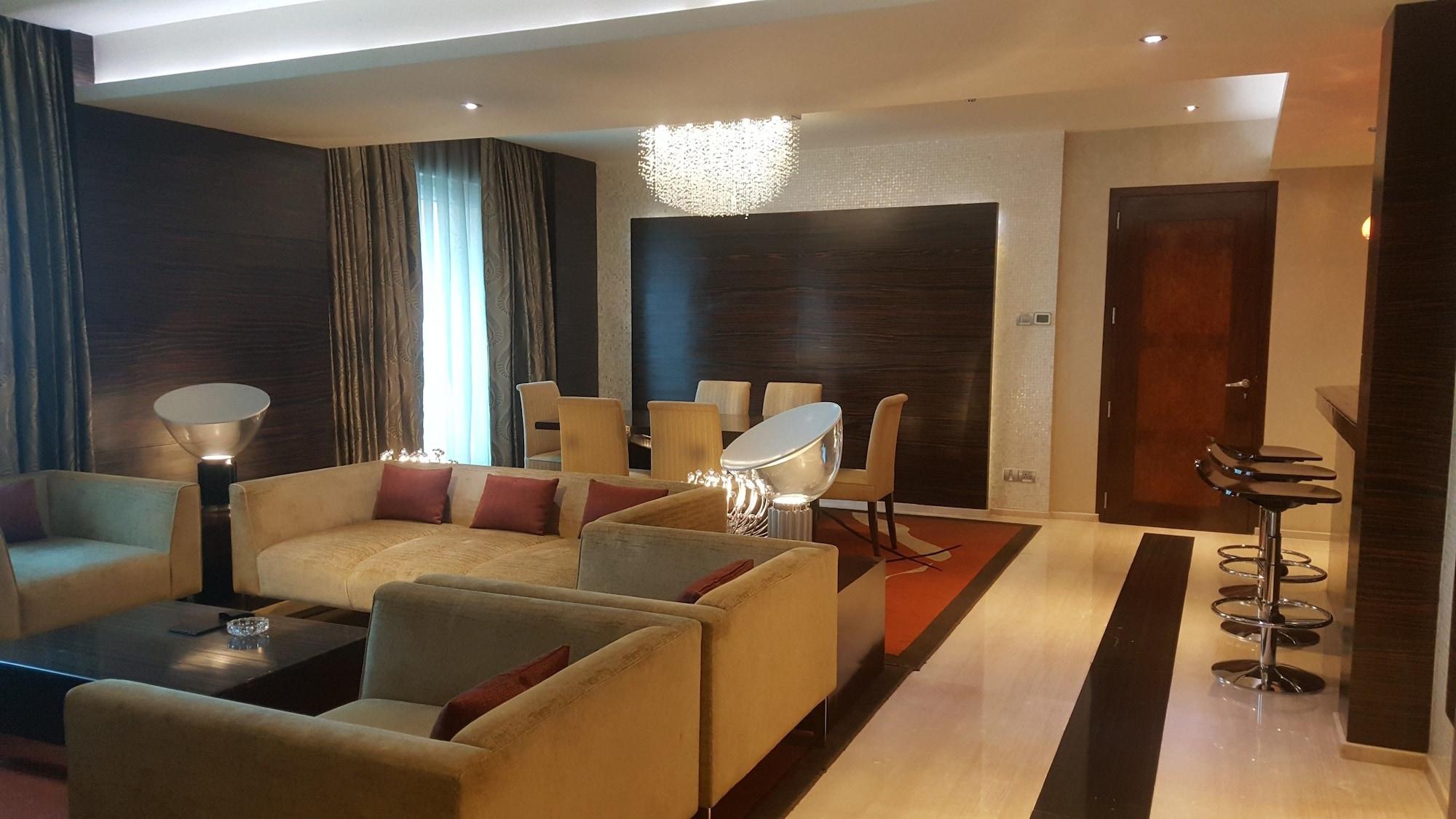 비반타 하이데라바드 베굼펫 호텔 외부 사진 A living room in a suite at the Ritz-Carlton, DIFC