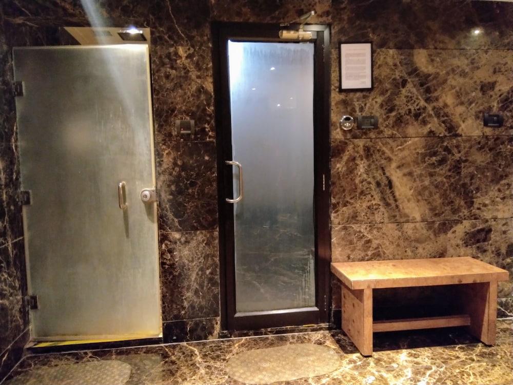 비반타 하이데라바드 베굼펫 호텔 외부 사진 A shower room