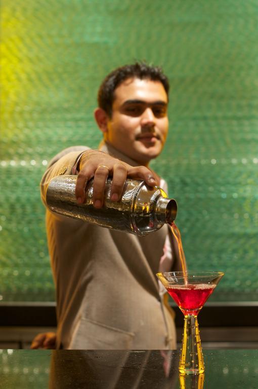 비반타 하이데라바드 베굼펫 호텔 외부 사진 A bartender pouring a drink