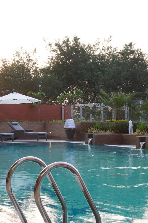 비반타 하이데라바드 베굼펫 호텔 외부 사진 The pool at the Taj Bengal