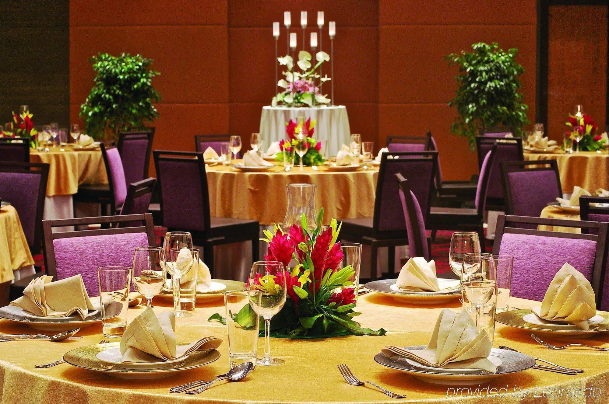 비반타 하이데라바드 베굼펫 호텔 시설 사진 A table set for a formal dinner